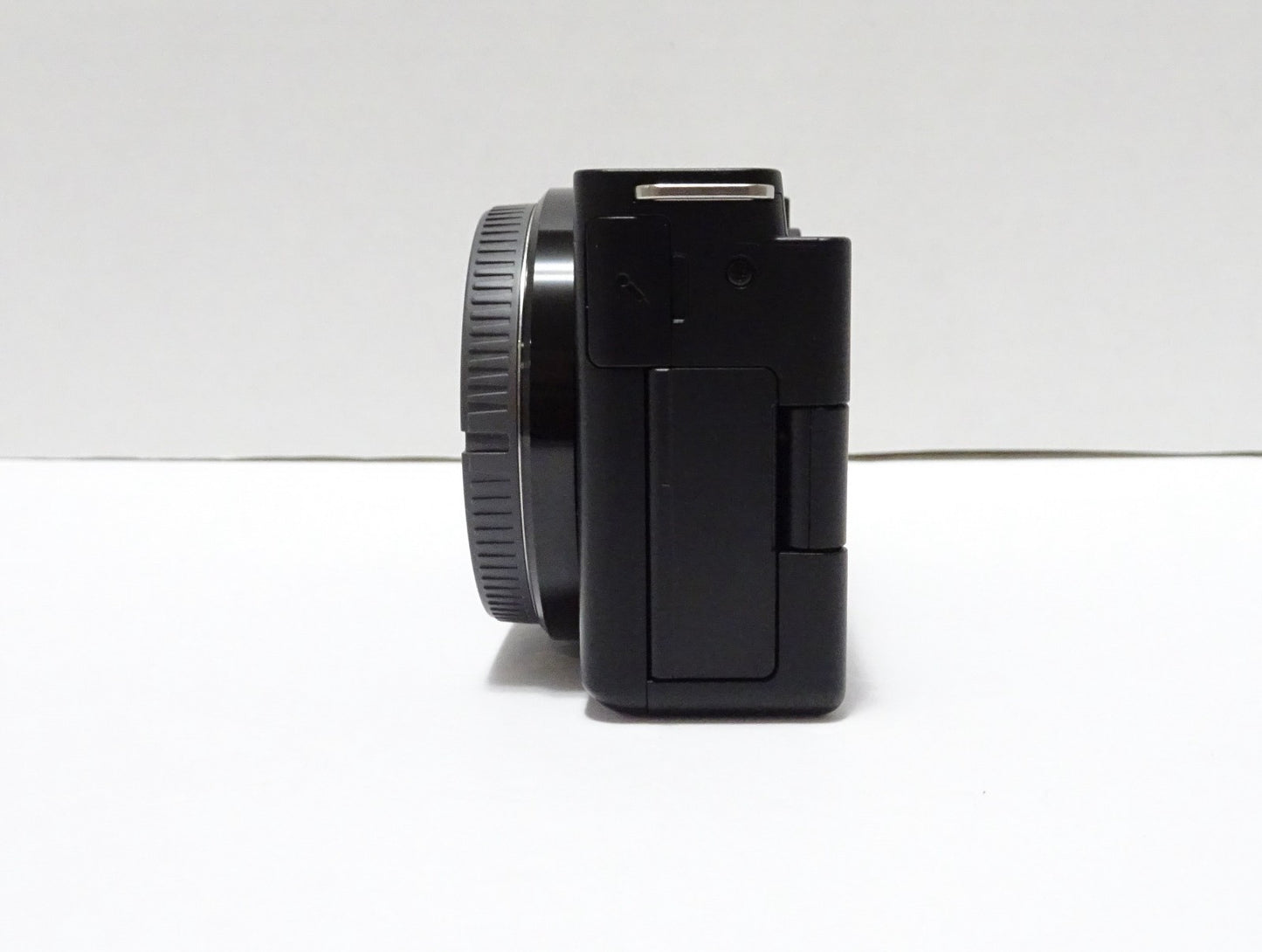 Sony ZV-E10 24.2MP APS-C- UHD 4K30p- GREAT COND- SUPER LOW SHUTTER COUNT 47