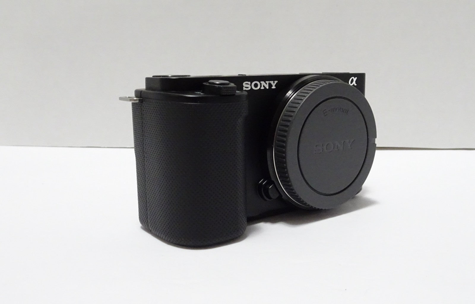 Sony ZV-E10 24.2MP APS-C- UHD 4K30p- GREAT COND- SUPER LOW SHUTTER COUNT 47