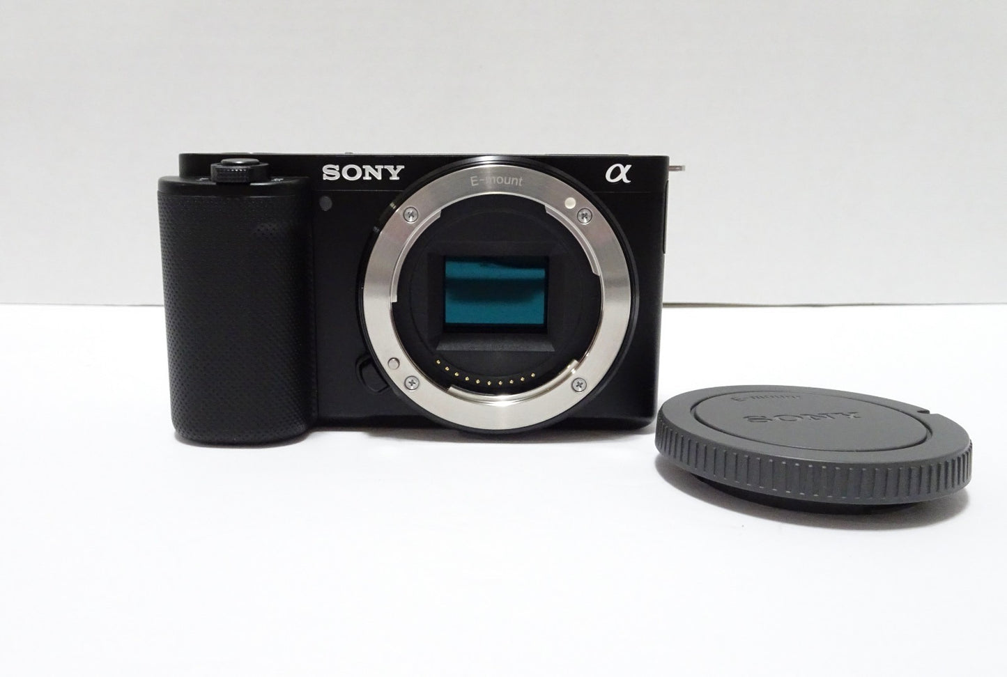 Sony ZV-E10 24.2MP APS-C- UHD 4K30p- GREAT COND- SUPER LOW SHUTTER COUNT 47